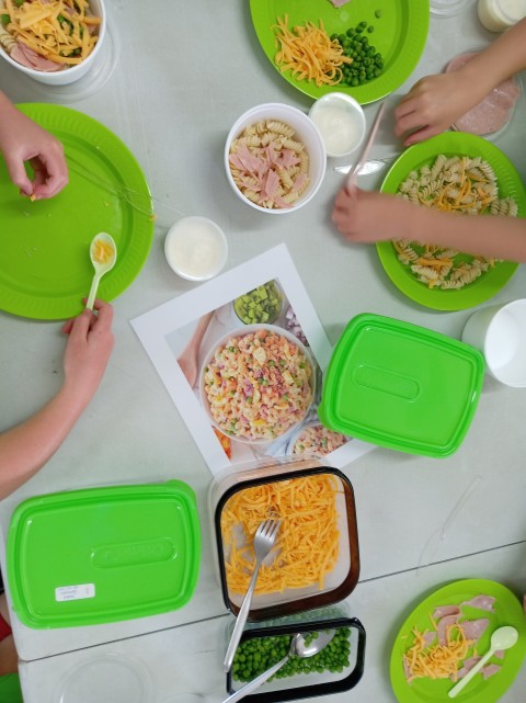 Kids experimenting with food